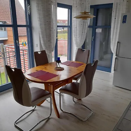 Moderne Mit Balkon In Strandnaehe Apartman *
